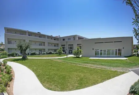 XC8K1994 Banc extérieure à l'EHPAD la Martégale, maison de retraite médicalisée à Pérols