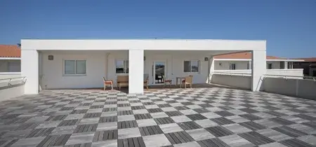 XC8K2075 Terrasse extérieure de l'EHPAD La Martégale, maison de retraite médicalisée à Pérols