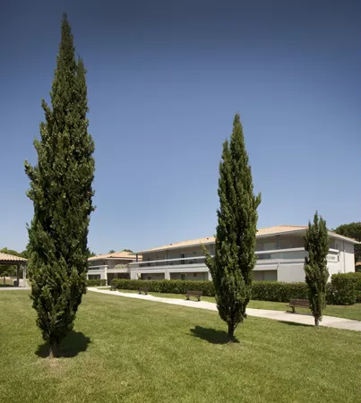Espaces verts à l'EHPAD de la Cyprière, maison de retraite médicalisée à Juvignac
