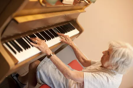 residente-piano-ehpad-montferrier Résidente jouant du piano à l'EHPAD Les Aigueillères, maison de retraite près de Montpellier