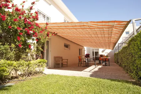 Terrasse ombragée à l'EHPAD de la Cyprière, maison de retraite médicalisée à Juvignac
