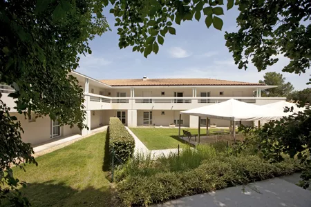 Terrasse ombragée de l'EHPAD Les Aigueillères, maison de retraite près de Montpellier