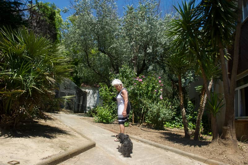 EHPAD, maison de retraite à Lattes, retraitée en promenade avec son chien