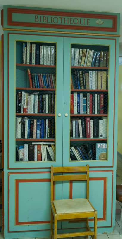 EHPAD, maison de retraite à Lattes, meuble coloré de la bibliothèque
