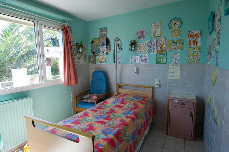 ehpad-maison-de-retraite-ensoleillade-chambre EHPAD, maison de retraite à Lattes, chambre simple médicalisée décorée au goût de la résidente