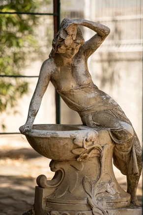 Statue dans jardin de l'EHPAD L'Ensoleillade à Lattes, près de Montpellier