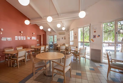 un restaurant lumineux et ouvert à l'EHPAD L'Ensoleillade à Lattes, près de Montpellier