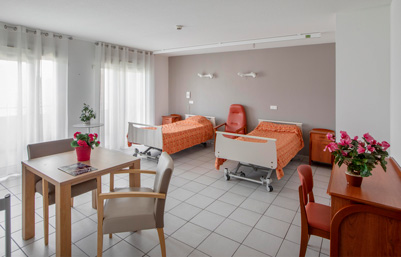 Spacieuse chambre avec deux lits médicalisés à la Martégale, EHPAD prsè de Montpellier