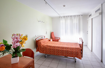 chambre simple lumineuse à l'EHPAD de la Martégale, maison de retraite près de Montpellier