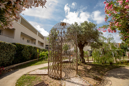 Vue jardin aménagée de l'EHPAD à Pérols
