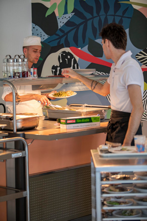 Service cuisine au restaurant de la Martégale, EHPAD de Luxe près de Montpellier