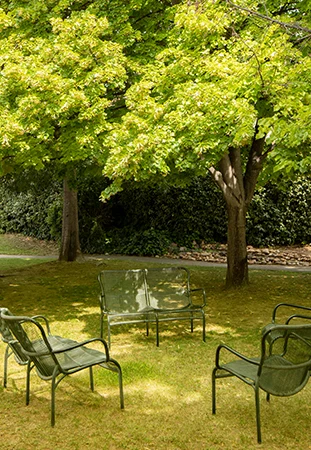 Chaises de jardin dans l'espace vert de l'EHPAD la yprière près de Montpellier