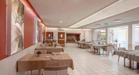 Grande salle de restaurant à l'EHPAD la Cyprière près de Montpellier